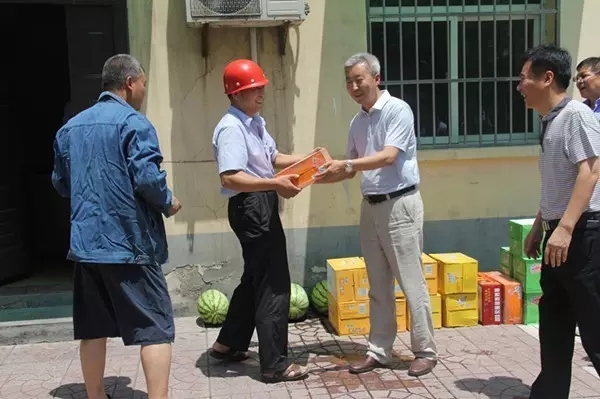 香港六和资料大会公司领导为广大职工“送清凉”