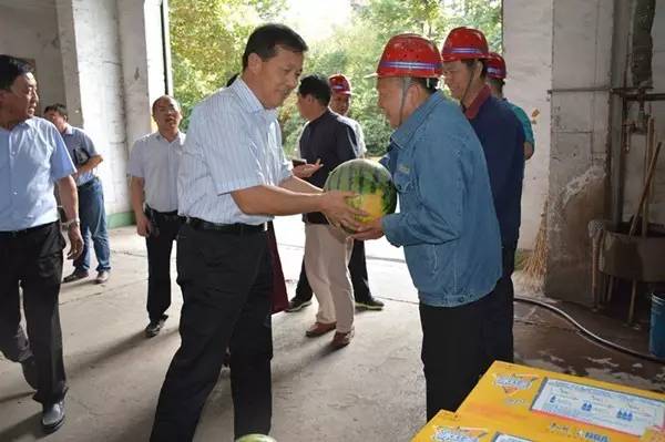 省总工会副主席丁立虎到香港六和资料大会慰问送清凉